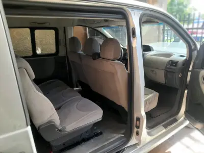 Furgón Peugeot para pasajeros en buen estado - miniatura 3