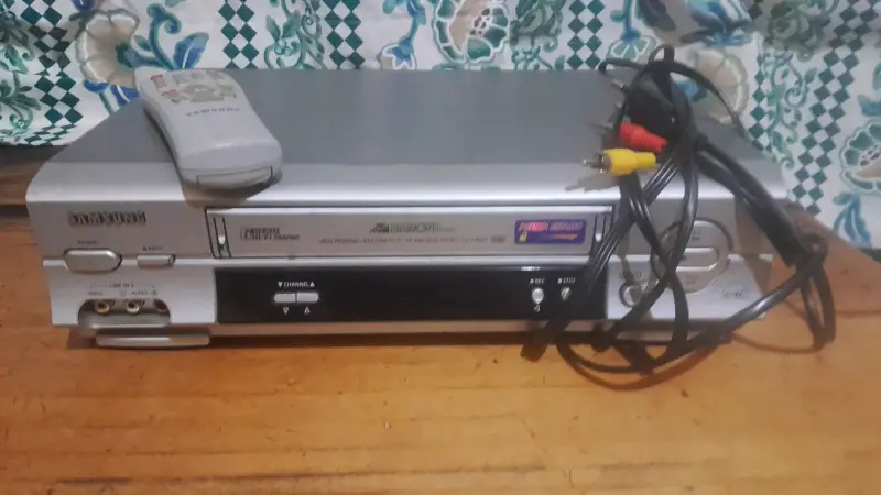 Reproductor VHS Samsung con control remoto - 1