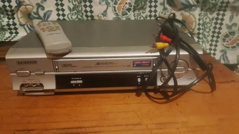 Reproductor VHS Samsung con control remoto - 2