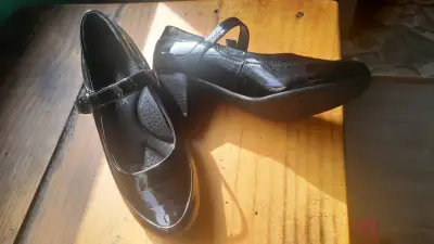 Zapatos  negros con tacón bajo para mujer - miniatura 3