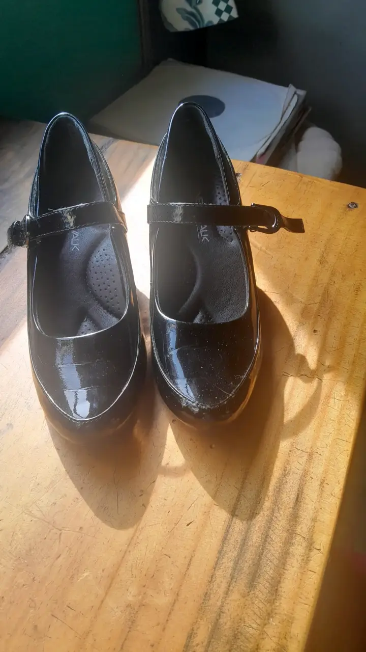 Zapatos  negros con tacón bajo para mujer - 4