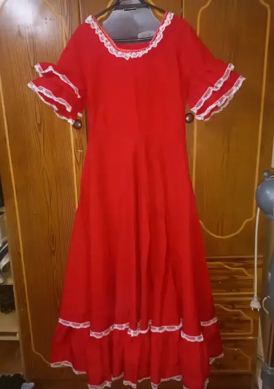 Vestido rojo tradicional con encaje - miniatura 1