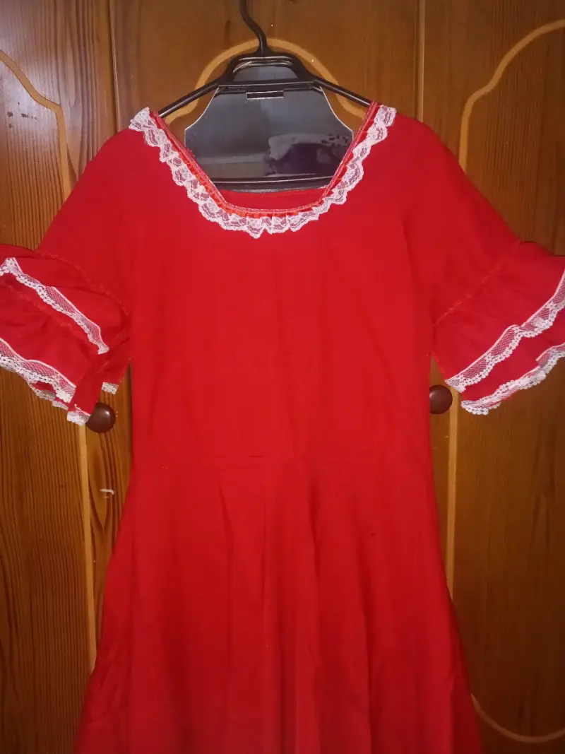 Vestido rojo tradicional con encaje - 2