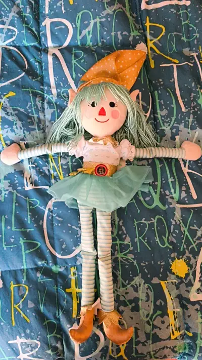 Muñeca de trapo con vestido colorido - miniatura 1