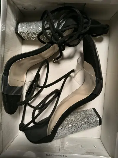 Sandalias de tacón alto con glitter plateado - miniatura 1