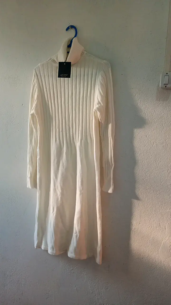 Vestido de punto blanco con cuello alto