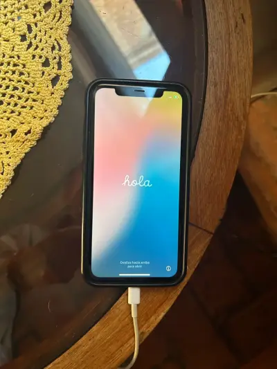 iPhone en buen estado con funda - miniatura 1