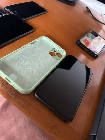 iPhone en buen estado con funda - miniatura 2