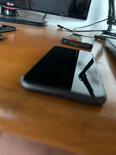 iPhone en buen estado con funda - miniatura 3