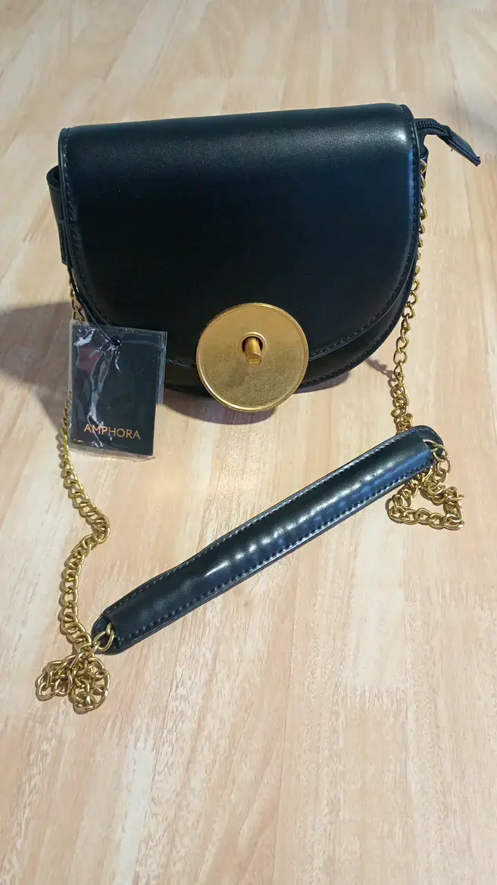 Cartera negra con cadena dorada Amphora