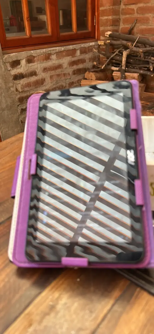 Tablet AOC con funda morada - 1