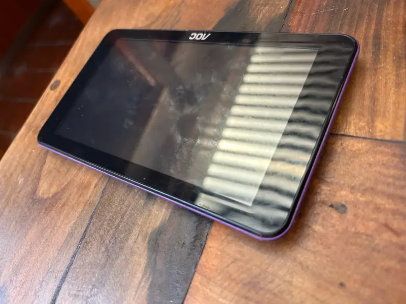 Tablet AOC con funda morada - 2