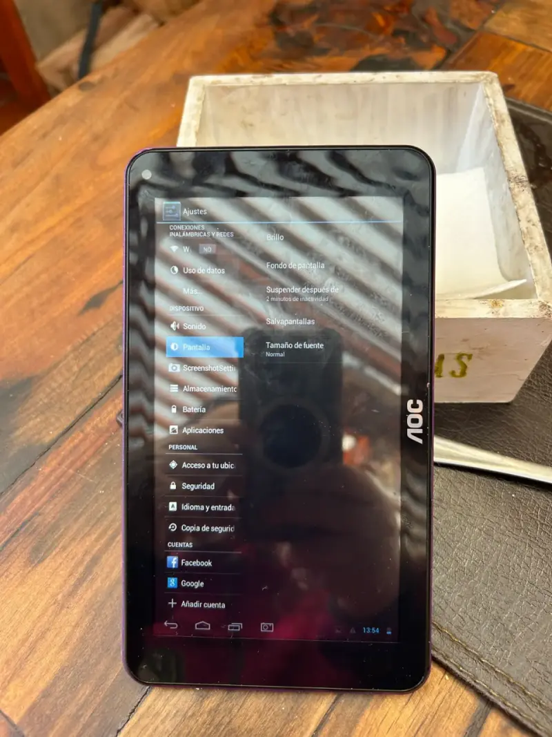 Tablet AOC con funda morada - 3