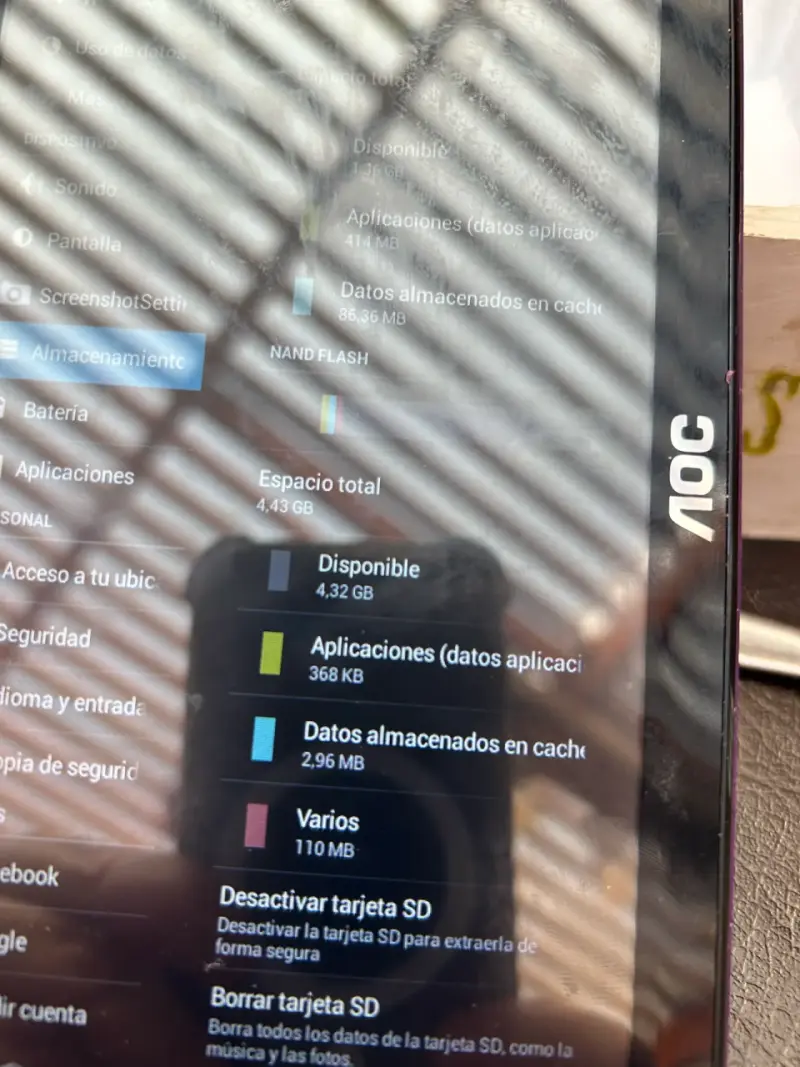 Tablet AOC con funda morada - 4