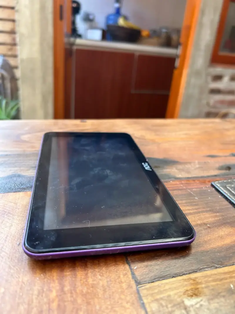 Tablet AOC con funda morada - 6