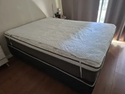 Cama con colchón y base abatible en buen estado - miniatura 1