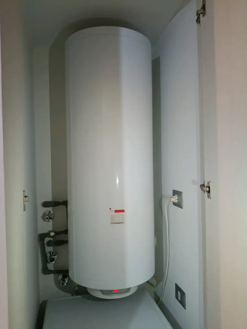 Termo eléctrico vertical blanco nuevo marca Junker - 1