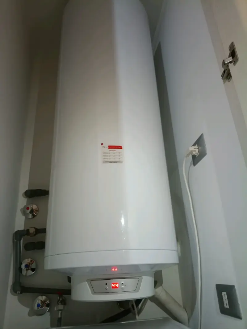 Termo eléctrico vertical blanco nuevo marca Junker - 2