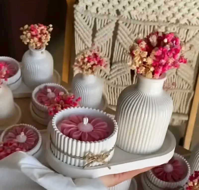 Set de decoración floral con jarrones y velas - 4