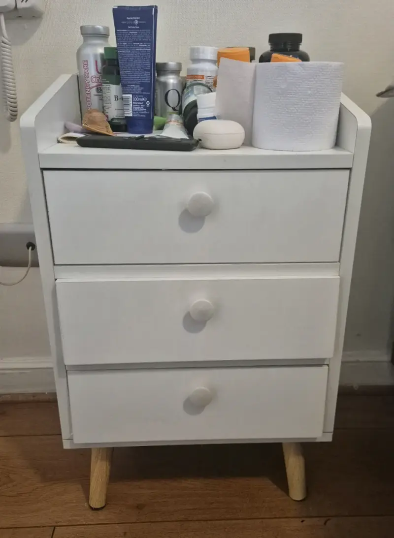 Cajonera blanca de madera con tres cajones