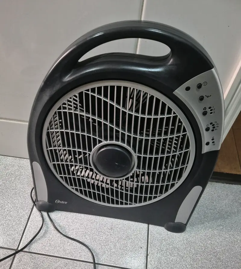 Ventilador portátil Oster con control de velocidad