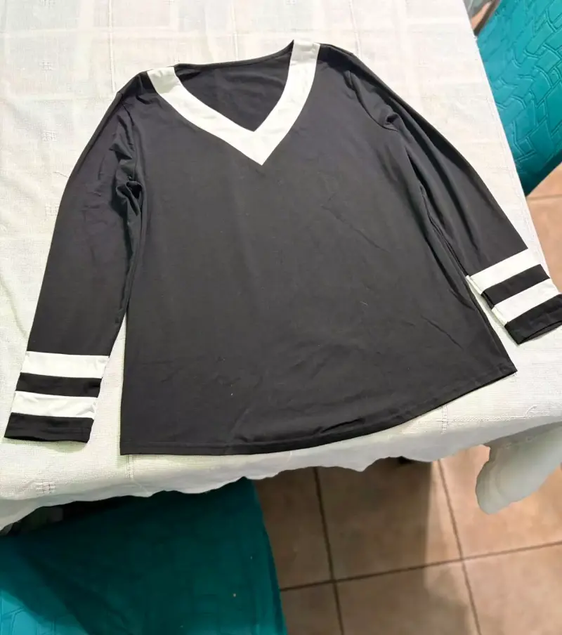 Polera negra con detalles blancos - 1
