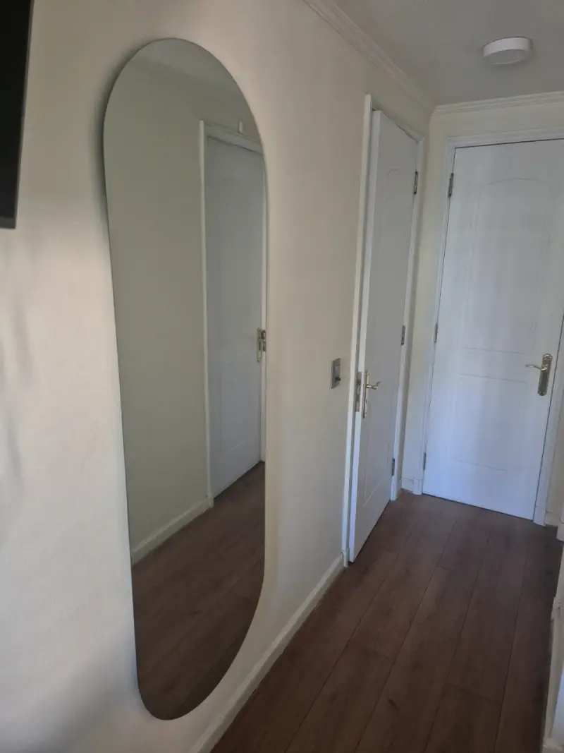 Espejo de pared grande con diseño ovalado
