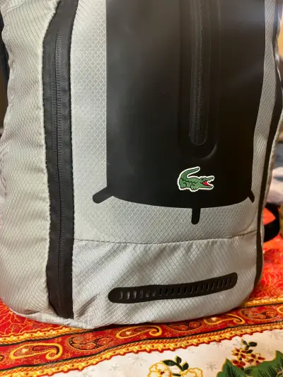 Mochila impermeable gris con logo Lacoste - miniatura 4