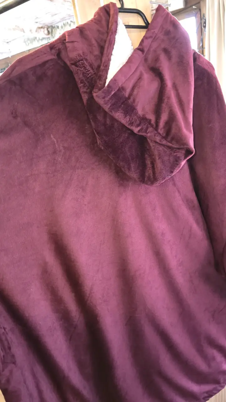 Poncho Comfy de felpa burdeos con capucha - 3