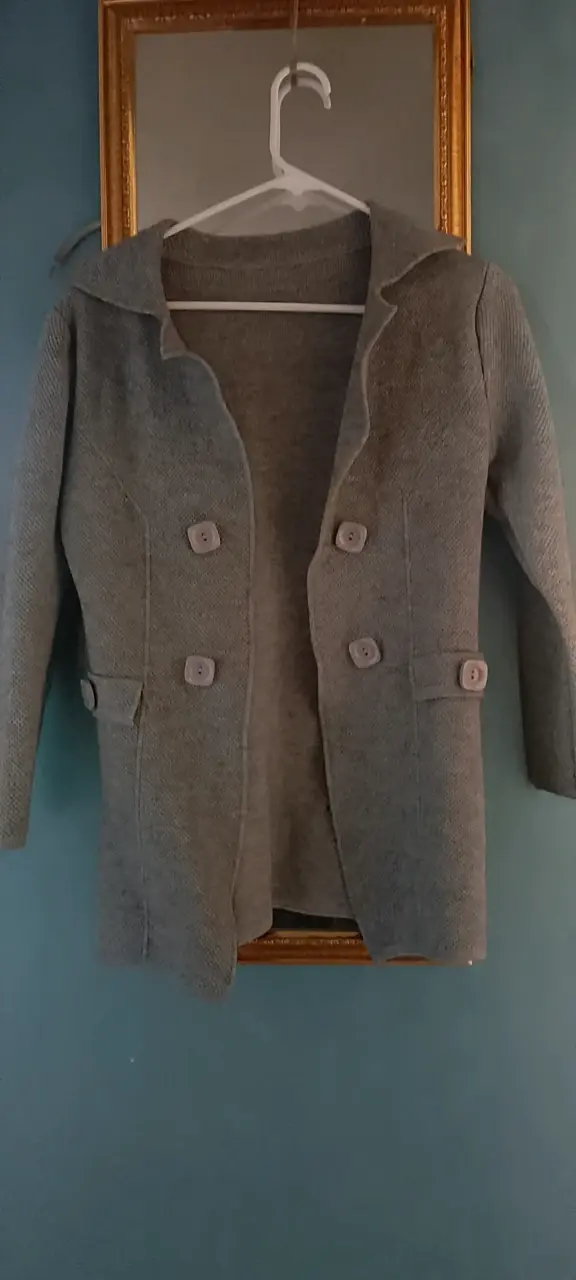 Abrigo gris de lana para mujer con botones