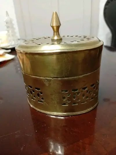 Caja decorativa de latón con diseño calado - miniatura 1