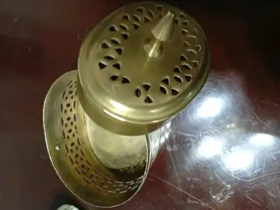 Caja decorativa de latón con diseño calado - miniatura 2