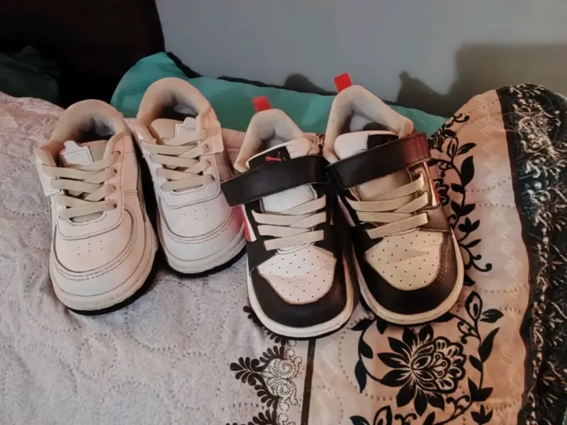 Zapatillas deportivas para niños en blanco y negro - 1