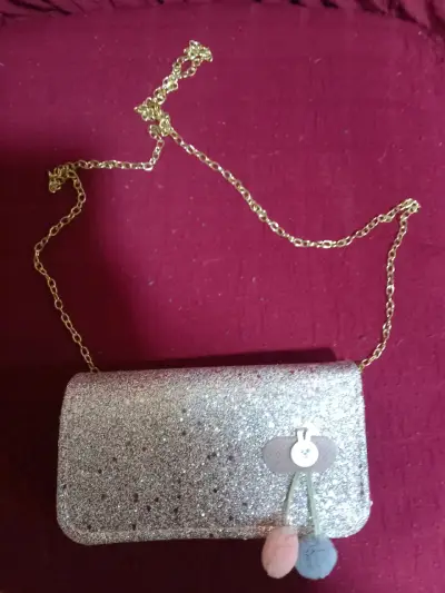 Cartera de mano brillante con cadena dorada - miniatura 1