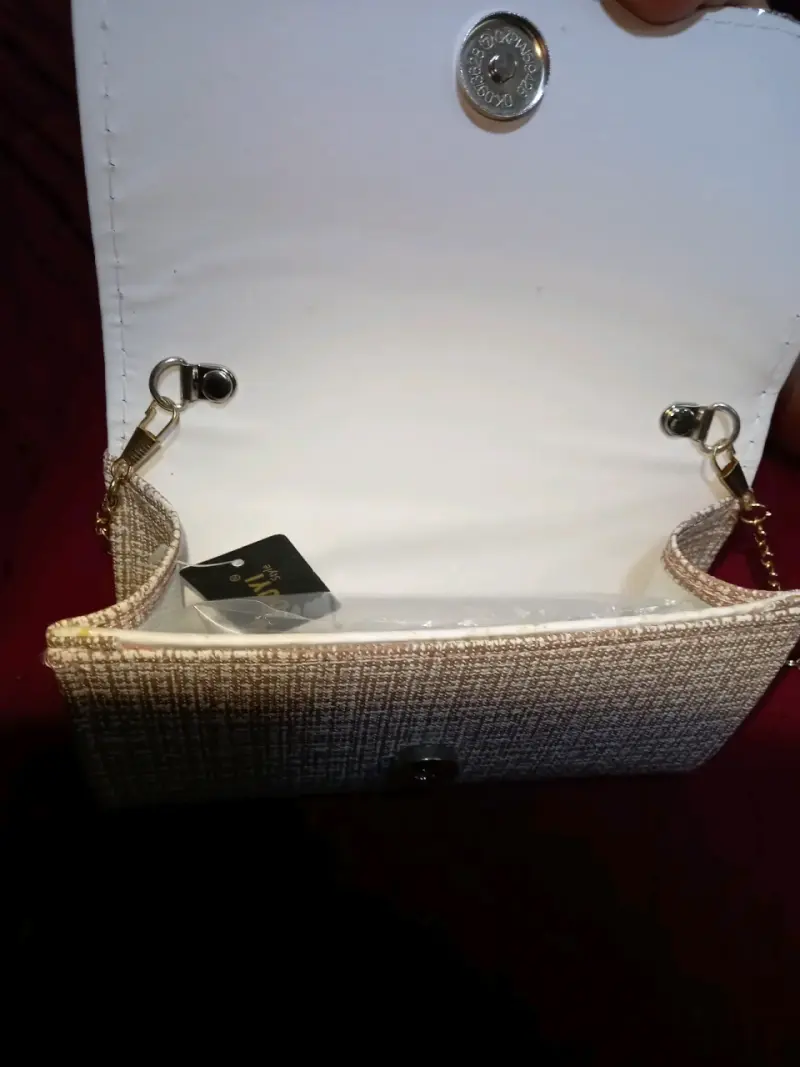 Cartera de mano brillante con cadena dorada - 2