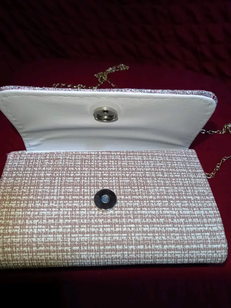 Cartera de mano brillante con cadena dorada - 3