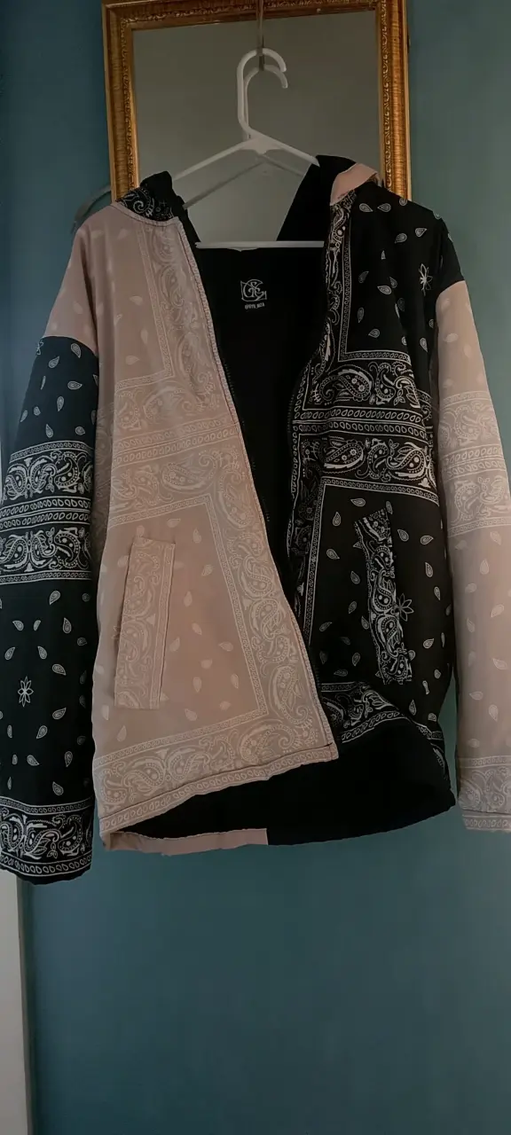 Chaqueta con diseño de bandana en tonos beige y negro - 1