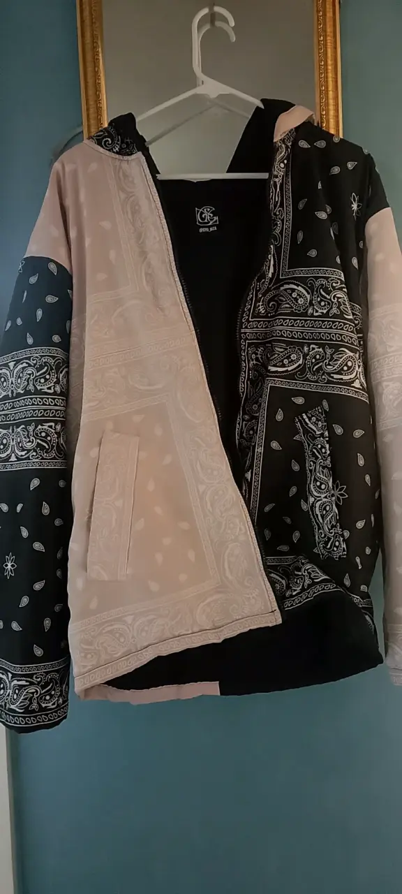 Chaqueta con diseño de bandana en tonos beige y negro - 2