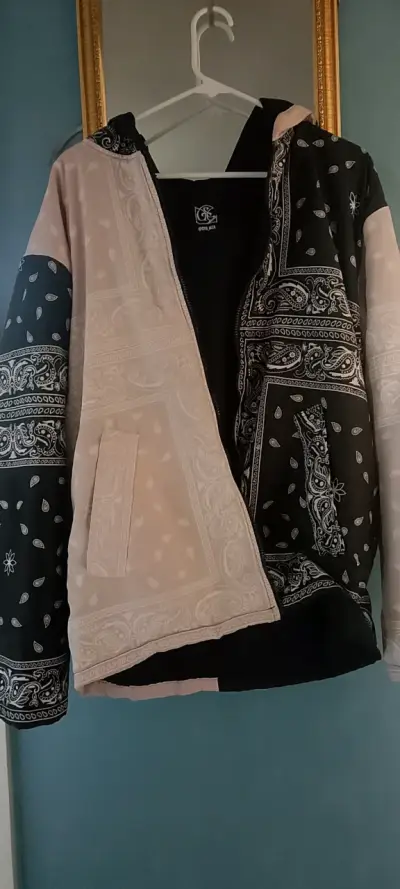 Chaqueta con diseño de bandana en tonos beige y negro - miniatura 2