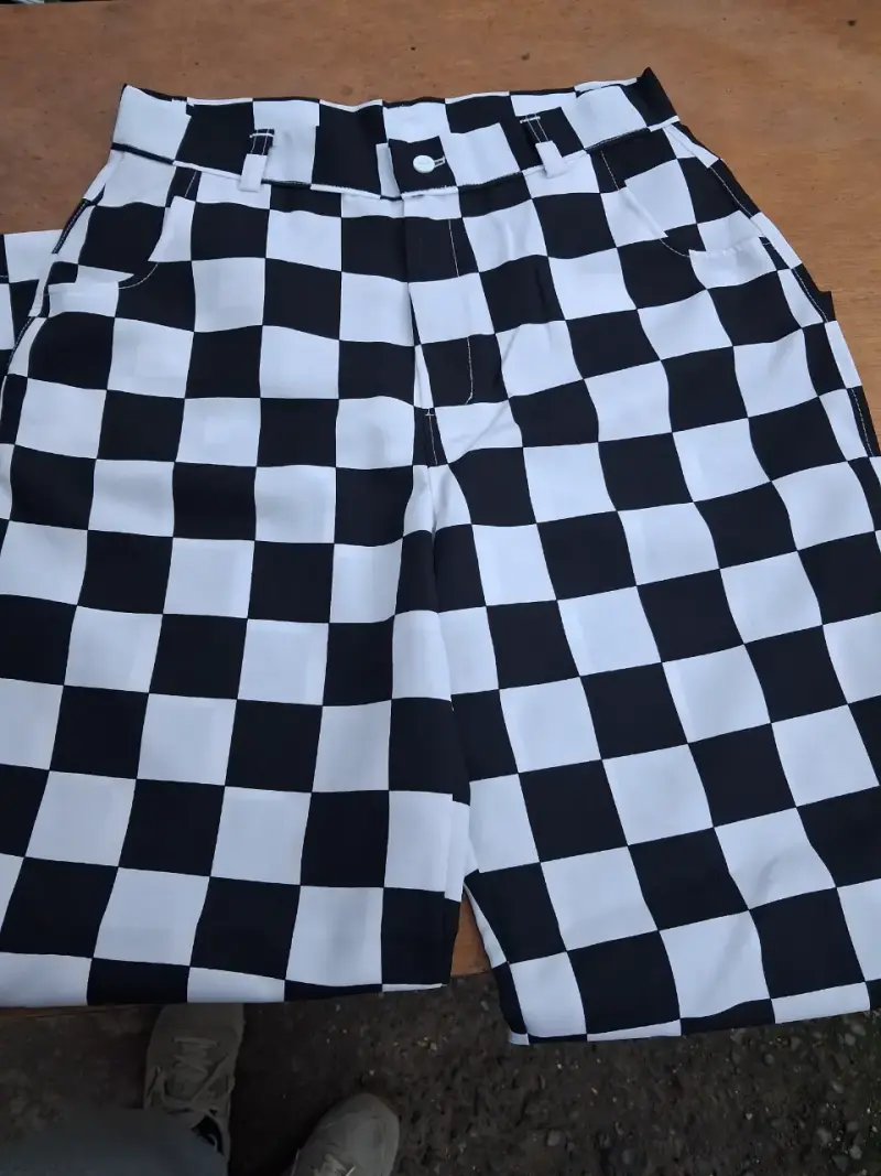 Pantalón de cuadros blancos y negros estilo casual - 1
