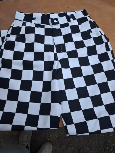 Pantalón de cuadros blancos y negros estilo casual - miniatura 1