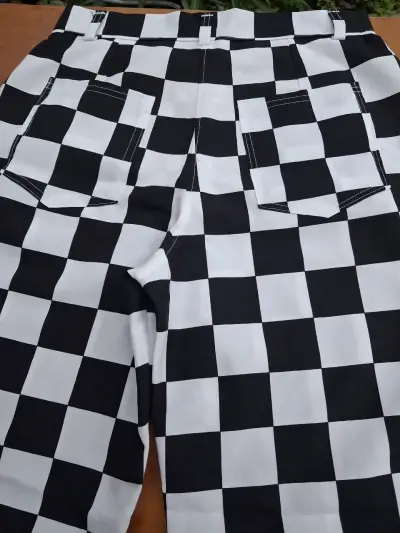 Pantalón de cuadros blancos y negros estilo casual - miniatura 2