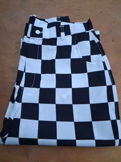 Pantalón de cuadros blancos y negros estilo casual - miniatura 3