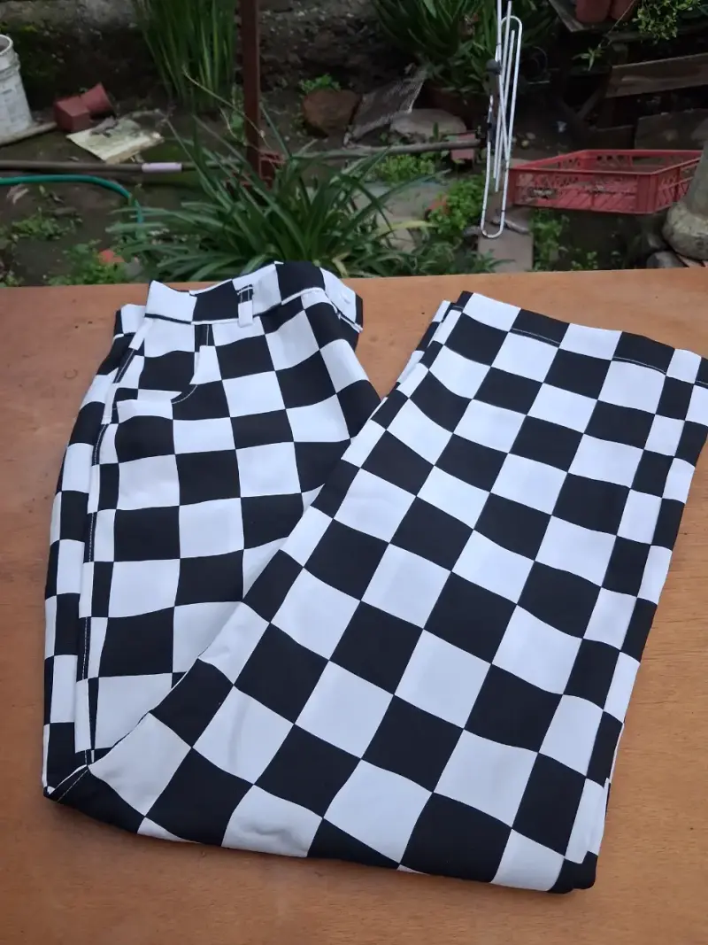 Pantalón de cuadros blancos y negros estilo casual - 4