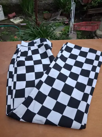 Pantalón de cuadros blancos y negros estilo casual - miniatura 4