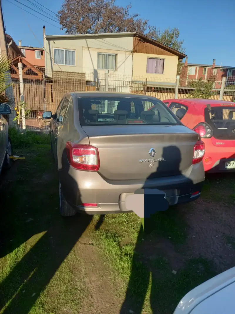 Renault Symbol 2015 en buen estado - 2