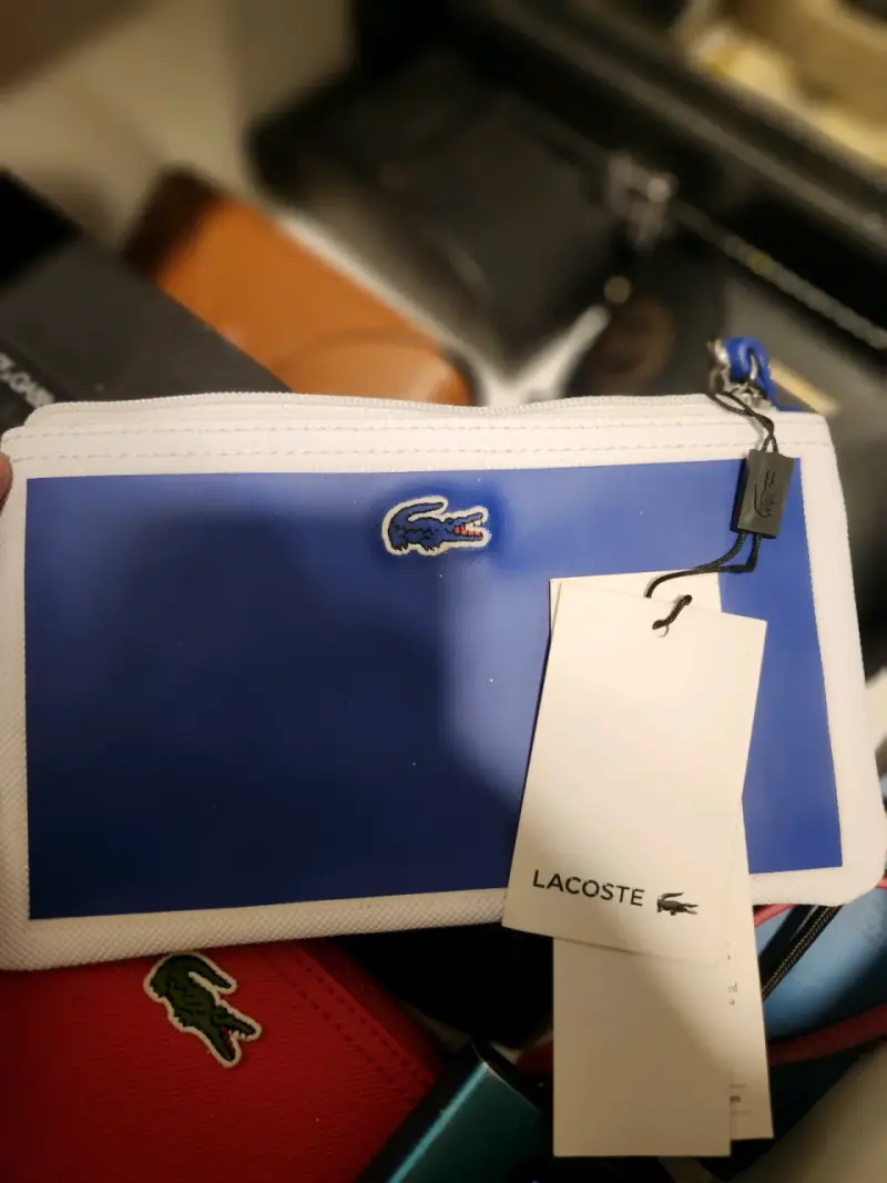 Estuche de mano Lacoste azul y blanco