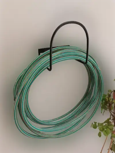 Soporte de pared para manguera metálico - miniatura 1