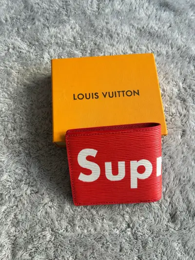 Billetera Louis Vuitton x Supreme Roja - miniatura 1