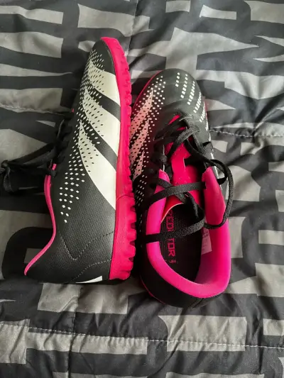 Zapatillas de fútbol Adidas Predator negra y rosa - miniatura 1
